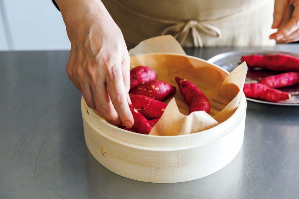 145_p091-098_BinB_07 | クッキングシートがあると、蒸しあがった食材を皿に移すときも四隅を持って持ち上げるだけでOK。 145_p091-098_BinB_07