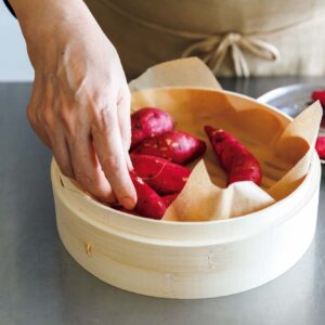 145_p091-098_BinB_07 | クッキングシートがあると、蒸しあがった食材を皿に移すときも四隅を持って持ち上げるだけでOK。