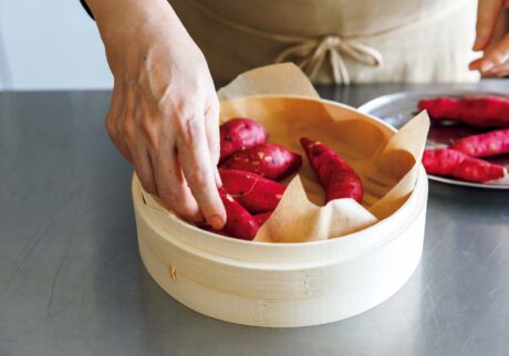 145_p091-098_BinB_07 | クッキングシートがあると、蒸しあがった食材を皿に移すときも四隅を持って持ち上げるだけでOK。 145_p091-098_BinB_07 | クッキングシートがあると、蒸しあがった食材を皿に移すときも四隅を持って持ち上げるだけでOK。