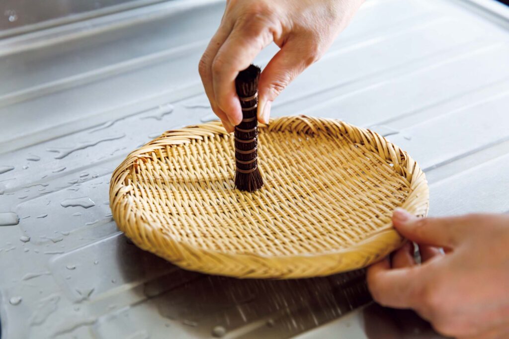 145_p091-098_BinB_13 | ザルはお湯を流しながらこれでこするだけできれいになる。コップの茶渋取りにもいい。 145_p091-098_BinB_13