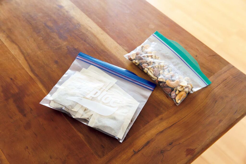 145_p091-098_BinB_19 | 余ったナッツやティーバッグは小さめのフリーザーバッグに。右の「お手軽バッグSS」は終売。 145_p091-098_BinB_19