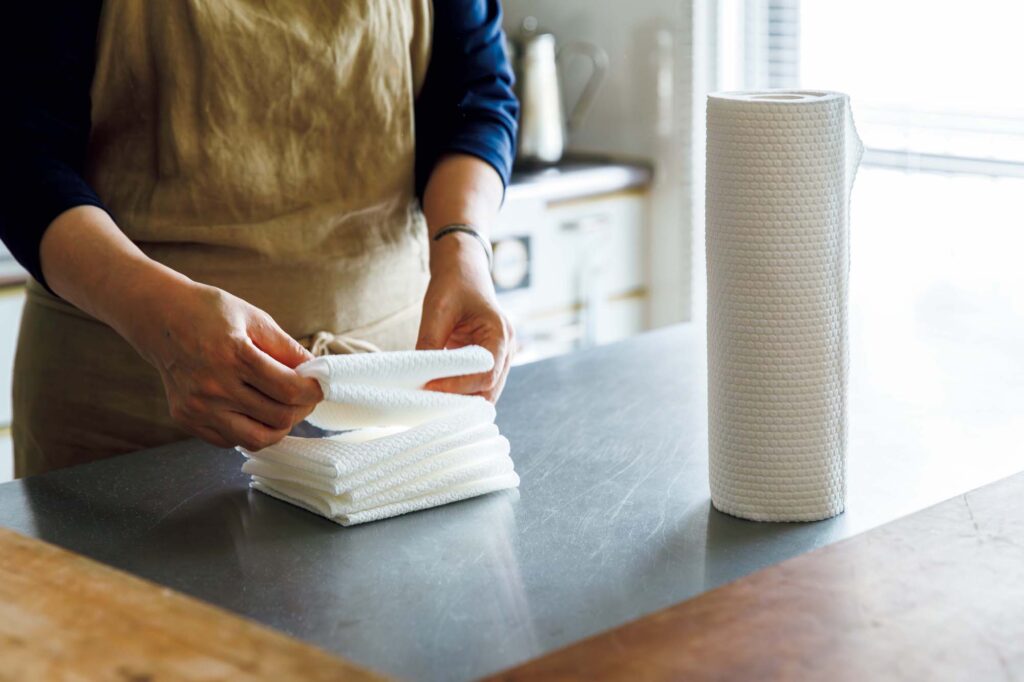 145_p091-098_BinB_25 | 曇らないのでグラスを拭くのはこれが活躍。時間のあるときに畳んで置いておくのが長尾さん流。 145_p091-098_BinB_25