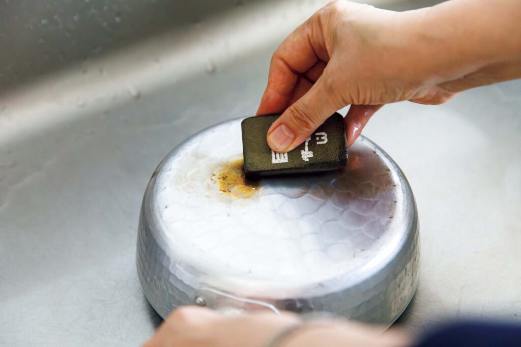 145_p091-098_BinB_38 | 適度な硬さと重さで持ちやすい。使っているうちにだんだん削れて小さくなっていく。 145_p091-098_BinB_38