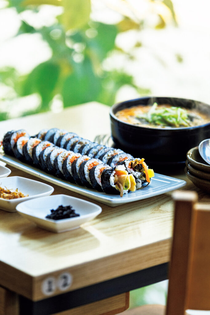 母と息子で営む『朝鮮 (チョソン) キンパ』。菊花ナムルがたっぷり入っていて、化学調味料不使用のやさしい味を。 | 母と息子で営む『朝鮮（チョソン）キンパ』。菊花ナムルがたっぷり入っていて、化学調味料不使用のやさしい味を。