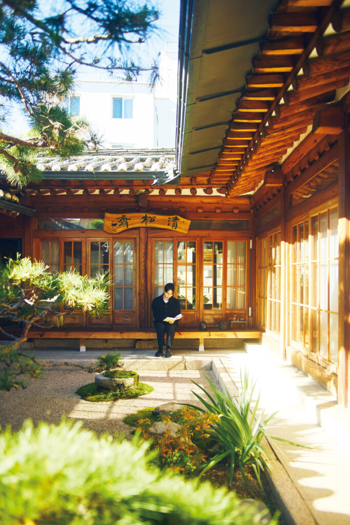 1900年代前半に建てられた韓屋で暮らす、ヤン・テオさん。庭先で過ごすのが、最も安らげる時間だと言う。