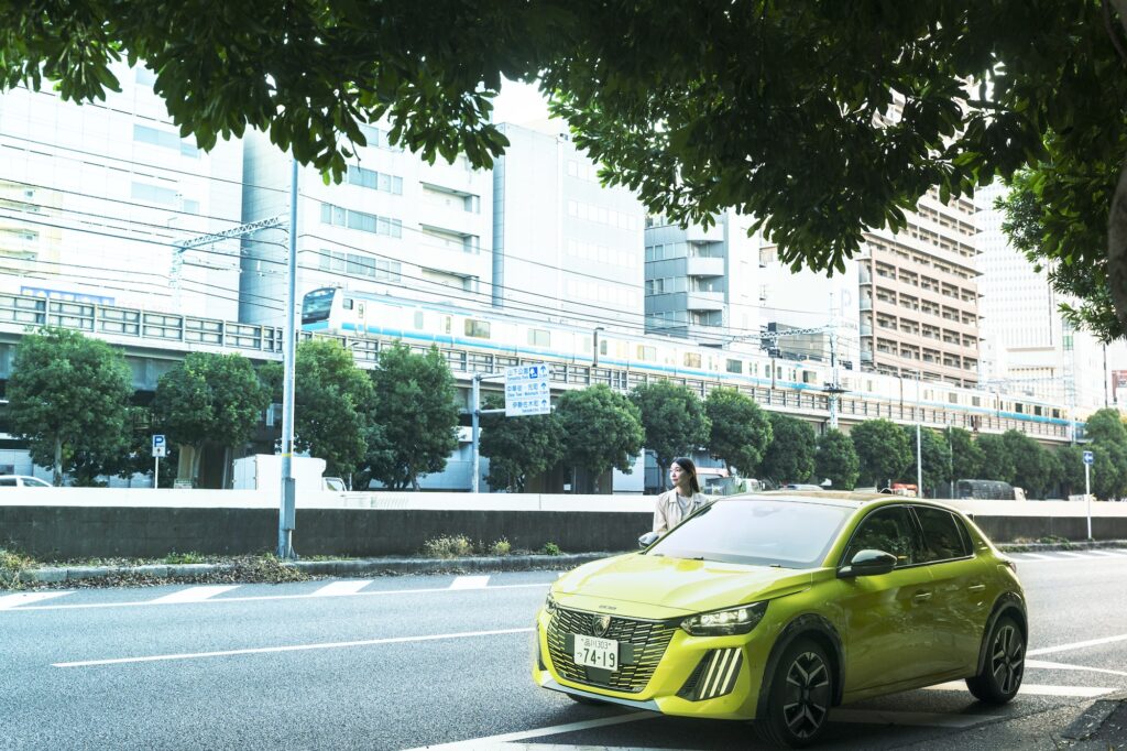 「プジョー 208」で街と海を行き来する。松本有未さんの車のある生活。 | 早朝の横浜、松本さんが新しくオープンするライフスタイルショップ『yunoia』の前にて。冬の澄んだ空気が街を包み込むなか、ライオンのかぎ爪をモチーフとしたデイタイムライトが静かに光る。凛とした表情のフロントフェイスだ。 「プジョー 208」で街と海を行き来する。松本有未さんの車のある生活。