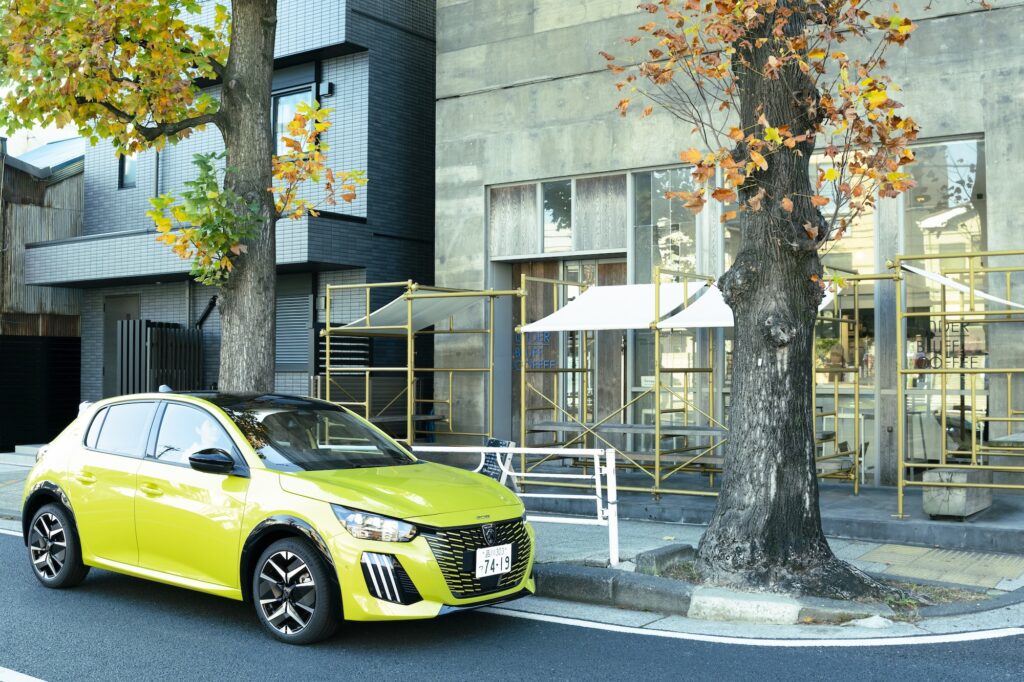 「プジョー 208」で街と海を行き来する。松本有未さんの車のある生活。 | 朝から近所の人々で賑わうカフェ『アンダーブラフコーヒー』へ。目を引くテラス席の前に停車した。シャープな顔つきのフロントに対して、サイド部分は流麗なボディラインを描く。小ぶりなシルエットながら、5シーターでゆとりのある室内空間。 「プジョー 208」で街と海を行き来する。松本有未さんの車のある生活。 | 朝から近所の人々で賑わうカフェ『アンダーブラフコーヒー』へ。目を引くテラス席の前に停車した。シャープな顔つきのフロントに対して、サイド部分は流麗なボディラインを描く。小ぶりなシルエットながら、5シーターでゆとりのある室内空間。