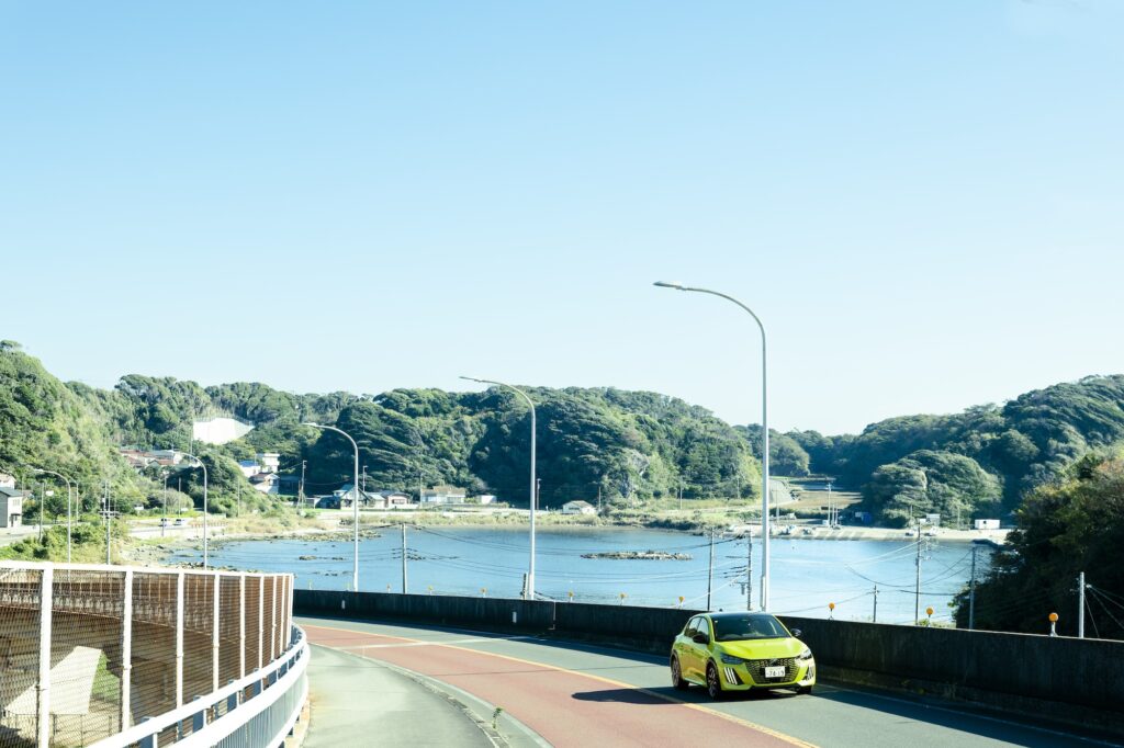 「プジョー 208」で街と海を行き来する。松本有未さんの車のある生活。 | 青々とした空と海を背に、軽快に走る「208」。前方車両との車間距離を自動で保つ「アクティブクルーズコントロール」(*約0~180km/hで作動)や、車線内のポジションをキープする「レーンポジショニングアシスト」など、運転アシスト機能も充実。 「プジョー 208」で街と海を行き来する。松本有未さんの車のある生活。 | 青々とした空と海を背に、軽快に走る「208」。前方車両との車間距離を自動で保つ「アクティブクルーズコントロール」(*約0~180km/hで作動)や、車線内のポジションをキープする「レーンポジショニングアシスト」など、運転アシスト機能も充実。