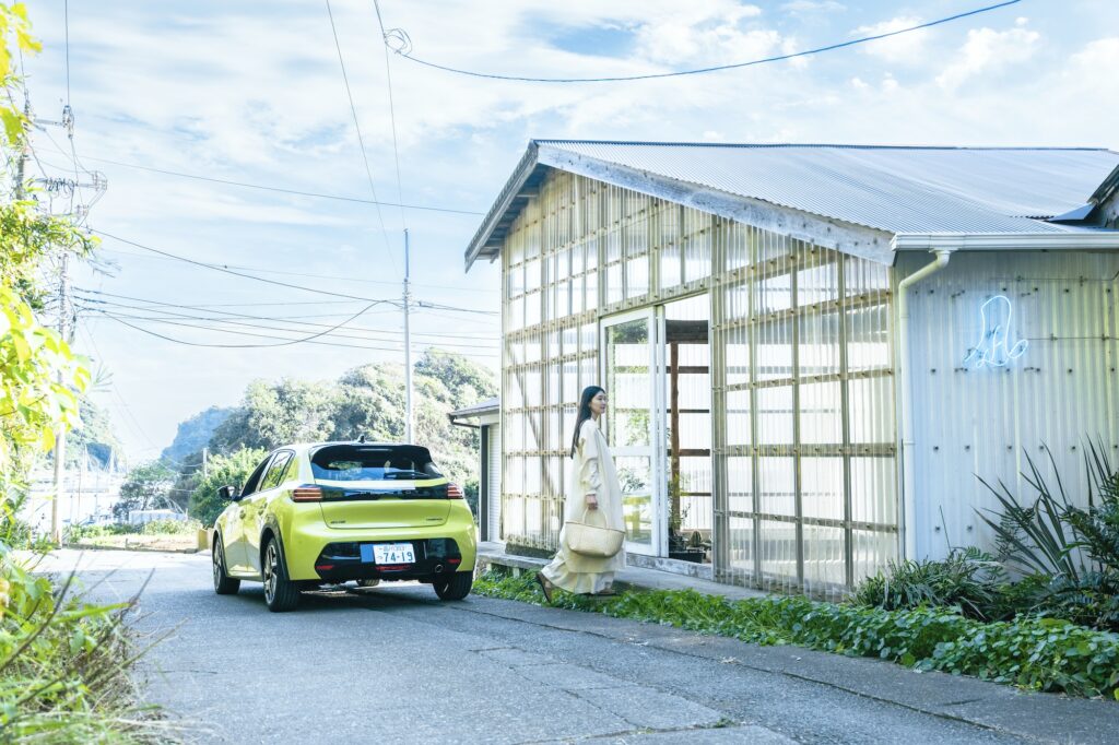 「プジョー 208」で街と海を行き来する。松本有未さんの車のある生活。 | 「凪」と描かれたネオンの看板が目印の『gallery nagu』に到着。リアのランプも、シグネチャーの3本かぎ爪をモチーフとしたデザイン。丸みのあるフォルムが洗練された印象に。 「プジョー 208」で街と海を行き来する。松本有未さんの車のある生活。 | 「凪」と描かれたネオンの看板が目印の『gallery nagu』に到着。リアのランプも、シグネチャーの3本かぎ爪をモチーフとしたデザイン。丸みのあるフォルムが洗練された印象に。