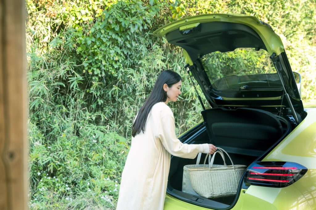 「プジョー 208」で街と海を行き来する。松本有未さんの車のある生活。 | 十分な収納空間のあるラゲッジスペース。後部座席を倒すことでより広く使うこともできる。 「プジョー 208」で街と海を行き来する。松本有未さんの車のある生活。 | 十分な収納空間のあるラゲッジスペース。後部座席を倒すことでより広く使うこともできる。