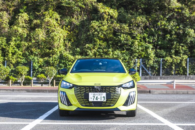 「プジョー 208」で街と海を行き来する。松本有未さんの車のある生活。 「プジョー 208」で街と海を行き来する。松本有未さんの車のある生活。