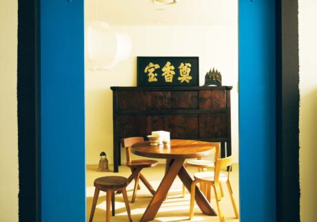 空間デザイナー、ヤン・テオさんが通う、伝統とモダンを感じられる場所『Gobokii』へ。 | 部屋の入り口にある山のモチーフは、韓国の伝統的な幾何学模様〝ゴチムン〞を韓紙で表現。