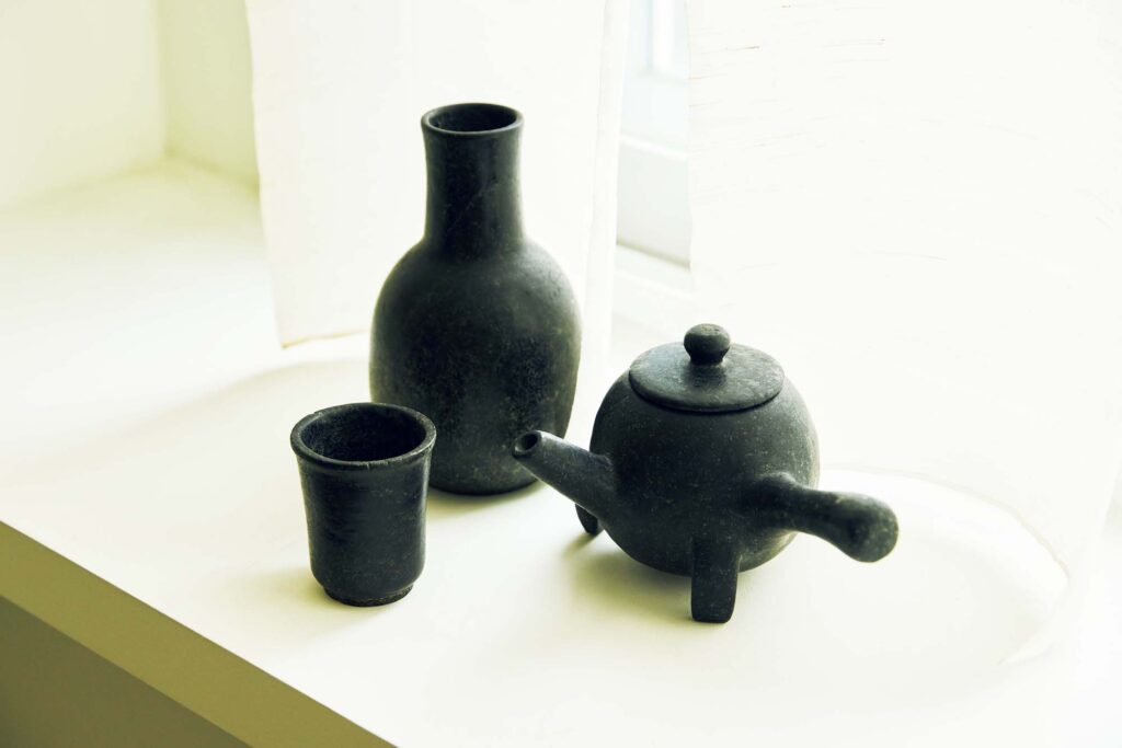 空間デザイナー、ヤン・テオさんが通う、伝統とモダンを感じられる場所『Gobokii』へ。 | 〝コプトル〞という、朝鮮時代に作られた石器の骨董。ヤンさんも香炉を愛用している。