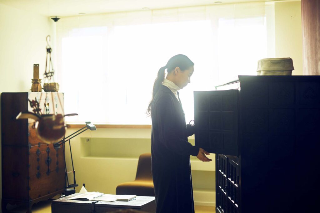 空間デザイナー、ヤン・テオさんが通う、伝統とモダンを感じられる場所『Gobokii』へ。 | 本棚として使われていた棚や文机なども。韓国の家具は、昔は松かケヤキで作られることが多かったという。