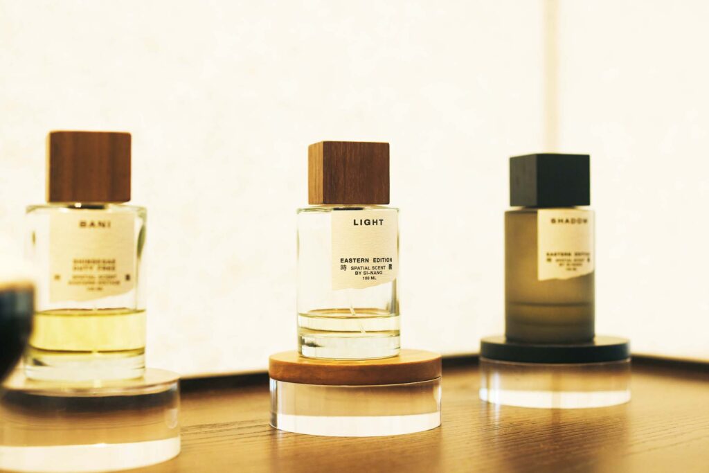空間デザイナー、ヤン・テオさんが通う、伝統とモダンを感じられる場所『Eastern Edition Atelier』へ。 | ルームフレグランス「SPATIAL SCENT」は4種。各90,000W。韓屋の光と影をイメージした香りも。