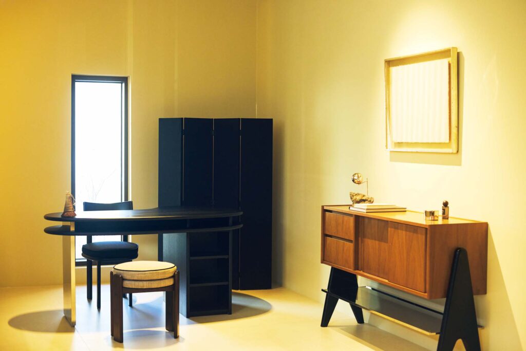 空間デザイナー、ヤン・テオさんが通う、伝統とモダンを感じられる場所『Eastern Edition Atelier』へ。 | 家具は受注販売なので、木や布の色などを選んで注文できる。日本にも配送可。