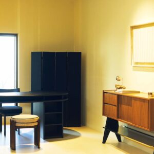 空間デザイナー、ヤン・テオさんが通う、伝統とモダンを感じられる場所『Eastern Edition Atelier』へ。 | 家具は受注販売なので、木や布の色などを選んで注文できる。日本にも配送可。