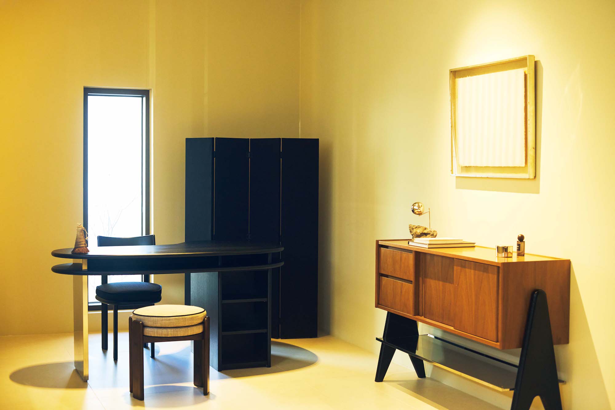 空間デザイナー、ヤン・テオさんが通う、伝統とモダンを感じられる場所『Eastern Edition Atelier』へ。 | 家具は受注販売なので、木や布の色などを選んで注文できる。日本にも配送可。