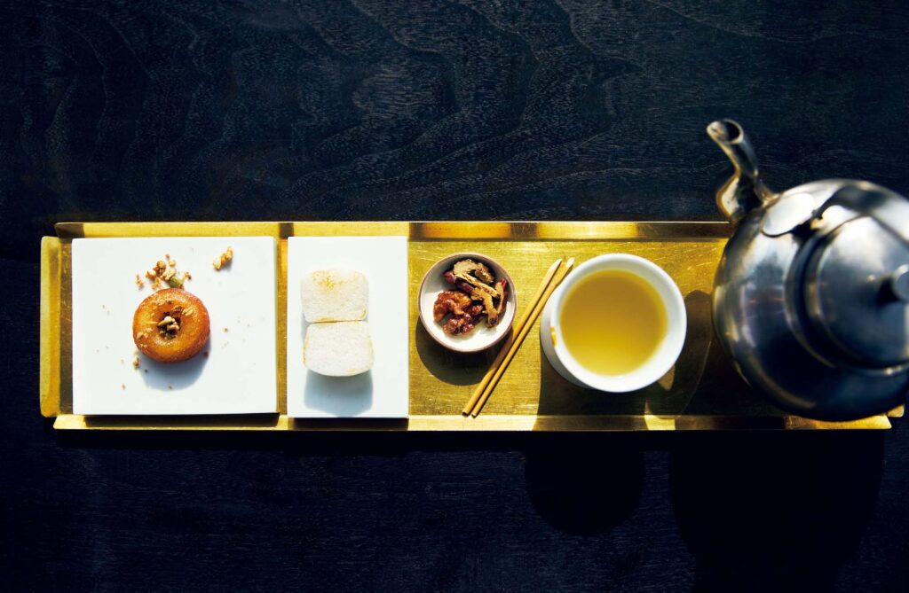 左から、もち粉にマッコリを入れて揚げたジュアク、発酵させて蒸し餅にしたジュンピョン。韓菓 (ハングァ) や伝統茶とセットで15,000Ｗ。 | 左から、もち粉にマッコリを入れて揚げたジュアク、発酵させて蒸し餅にしたジュンピョン。韓菓（ハングァ）や伝統茶とセットで15,000Ｗ。