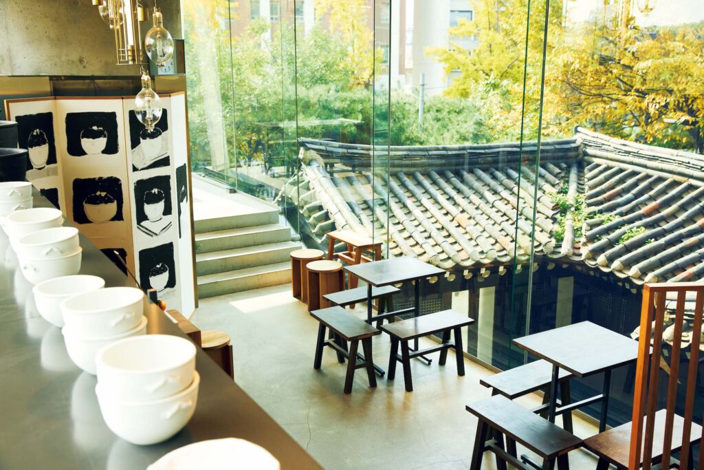 店内は窓が大きく開放感があり、情緒溢れる風景を楽しめる。