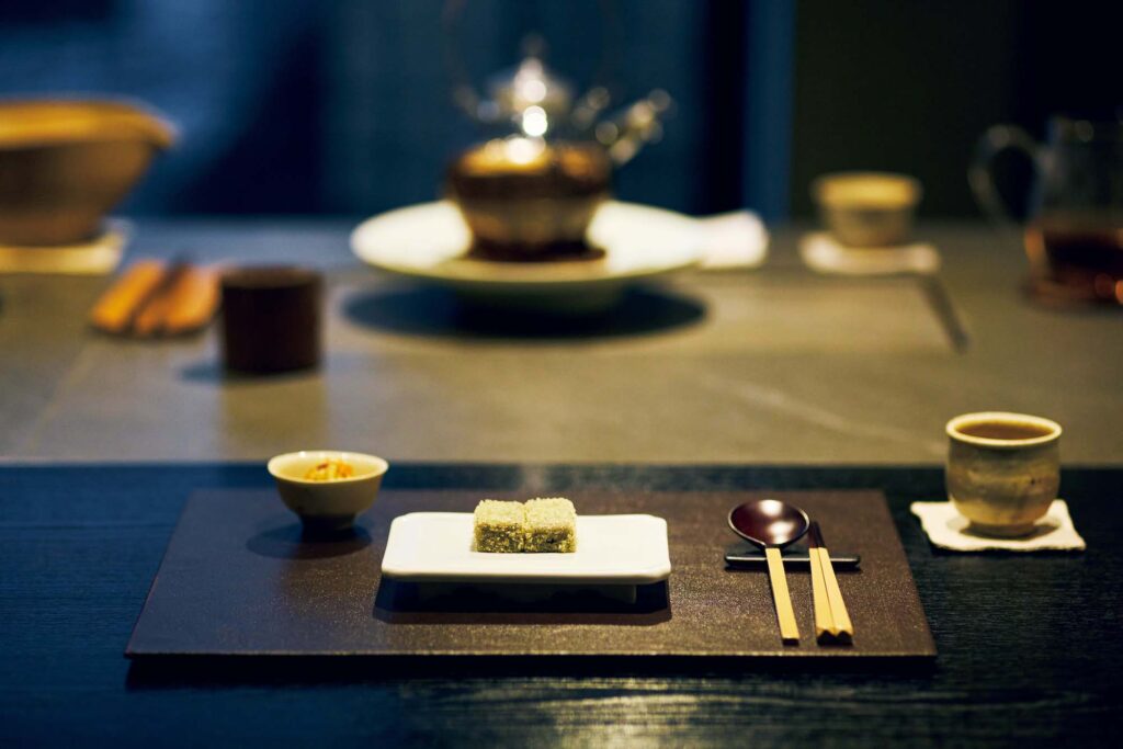 岩に生える食用キノコ、石耳 (ソギ) を使った餅菓子は、節気に合わせた食材を使った伝統菓子を提供する、秋のコース (80,000Ｗ) から。 | 岩に生える食用キノコ、石耳（ソギ）を使った餅菓子は、節気に合わせた食材を使った伝統菓子を提供する、秋のコース（80,000Ｗ）から。