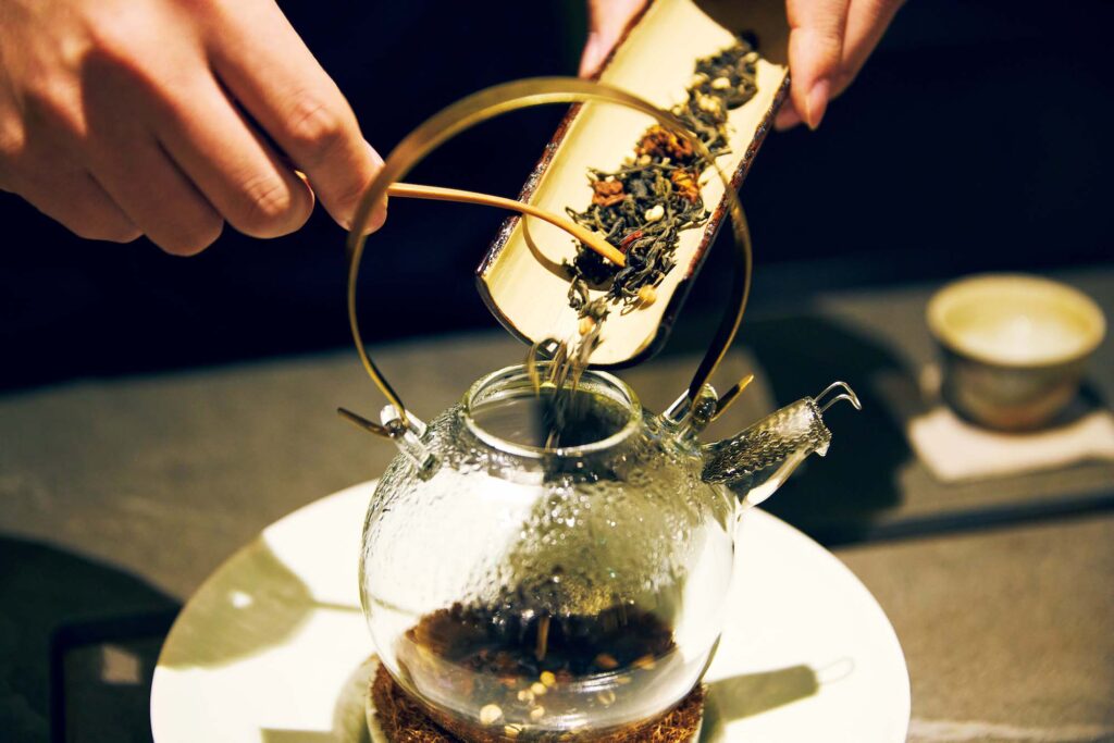 秋は河東 (ハドン) 産の発酵茶に柿の葉、クコの実、カボチャをブレンド。 | 秋は河東（ハドン）産の発酵茶に柿の葉、クコの実、カボチャをブレンド。