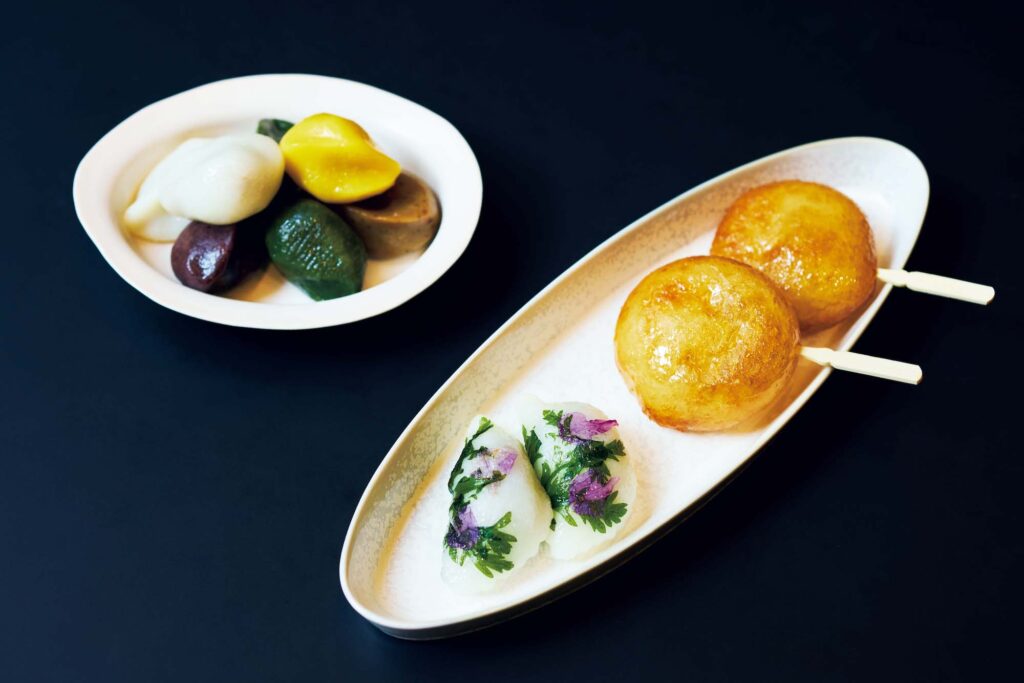 左から、祝い事や記念日に食べられる五色松餅 (オセクソンピョン) 7,300Ｗ。開城 (ケソン) 発祥のマッコリを入れた練り粉が特徴の揚げ餅、ウメギ6,000Ｗ。半月形の焼かれた蓬餅、ヘナムスクプックミ7,000Ｗ。 | 左から、祝い事や記念日に食べられる五色松餅（オセクソンピョン）7,300Ｗ。開城（ケソン）発祥のマッコリを入れた練り粉が特徴の揚げ餅、ウメギ6,000Ｗ。半月形の焼かれた蓬餅、ヘナムスクプックミ7,000Ｗ。