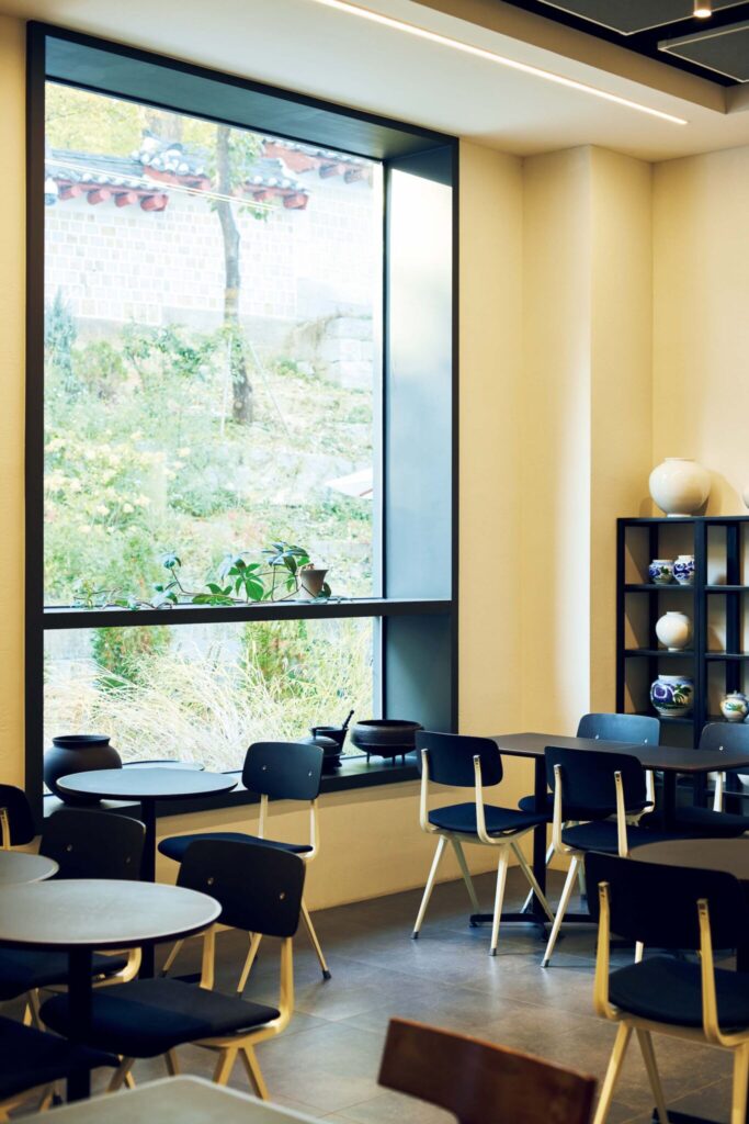 螺鈿の家具も並ぶ店内。五味子 (オミジャ) 茶など伝統茶のシロップも購入できる。 | 螺鈿の家具も並ぶ店内。五味子（オミジャ）茶など伝統茶のシロップも購入できる。