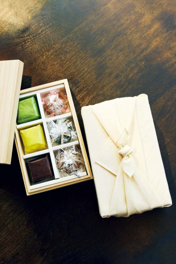 胡桃や黒胡麻の薬菓 (ヤックァ) や、豆などの材料を細かくひいて柔らかく焼き上げた伝統菓子・茶食 (タシク) を好みの組み合わせでおみやげに。各3,000Ｗ。 | 胡桃や黒胡麻の薬菓（ヤックァ）や、豆などの材料を細かくひいて柔らかく焼き上げた伝統菓子・茶食（タシク）を好みの組み合わせでおみやげに。各3,000Ｗ。