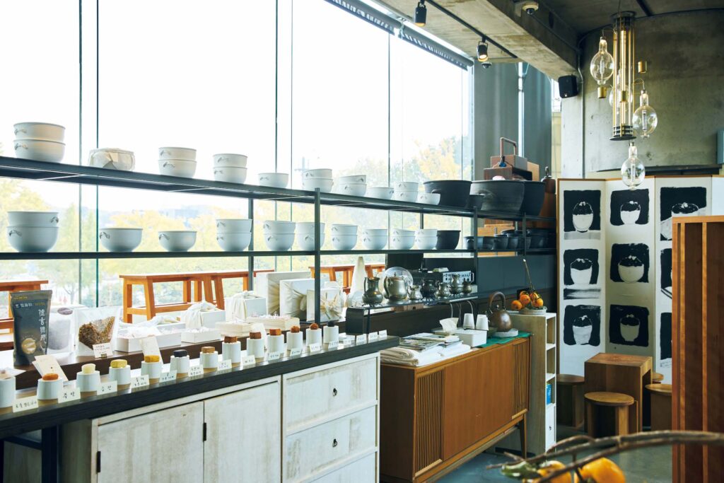 夏の名物、パッピンス (かき氷) のイラストが描かれた屏風や、白磁や青磁の器がディスプレイされている店内。 | 夏の名物、パッピンス（かき氷）のイラストが描かれた屏風や、白磁や青磁の器がディスプレイされている店内。