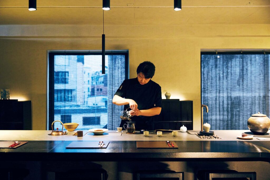 自然音のBGMが流れる空間で、オーナーの美しい所作を眺める静かな時間を。