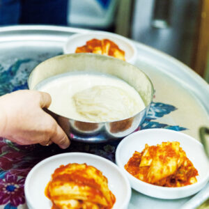 146_p048-055_名店の味_06 | ソウル市未来遺産に選定されたコングクス16,000Ｗ。大豆スープだけで満腹になりそうだが、麺がまたおいしくて箸がのびる。キムチはコングクス用に甘口仕立て。