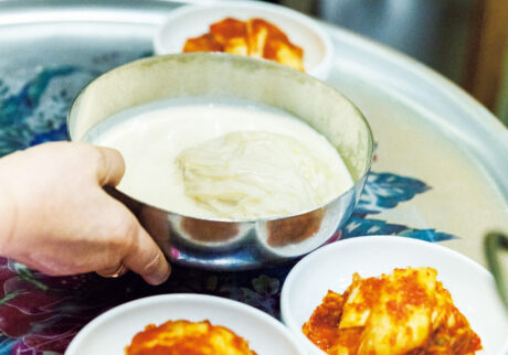 146_p048-055_名店の味_06 | ソウル市未来遺産に選定されたコングクス16,000Ｗ。大豆スープだけで満腹になりそうだが、麺がまたおいしくて箸がのびる。キムチはコングクス用に甘口仕立て。