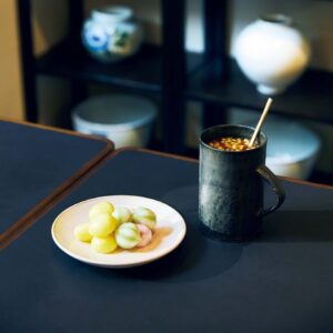 韓国で愛され続けている餅菓子・トックと伝統茶を味わいに。