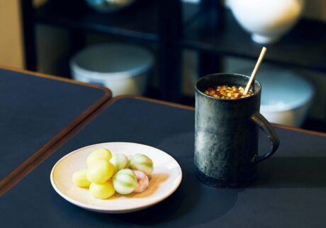 韓国で愛され続けている餅菓子・トックと伝統茶を味わいに。