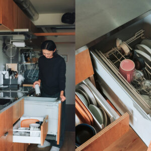 2020年にリノベーションした、マンションの一室に暮らす本多さおりさん。食洗機から取り出した食器は隣の引き出しにすぐしまえて、収納動線が完璧。