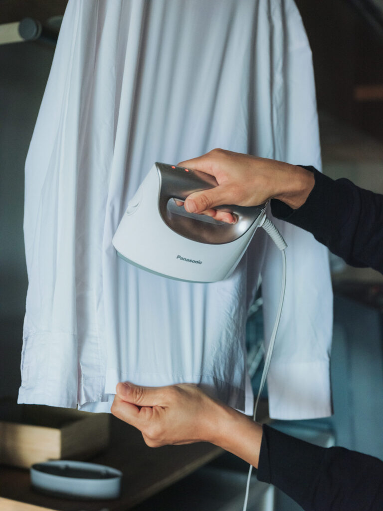 衣類スチーマーは「コンパクトで場所を取らないから、限られたスペースでも使いやすい」と本多さん。