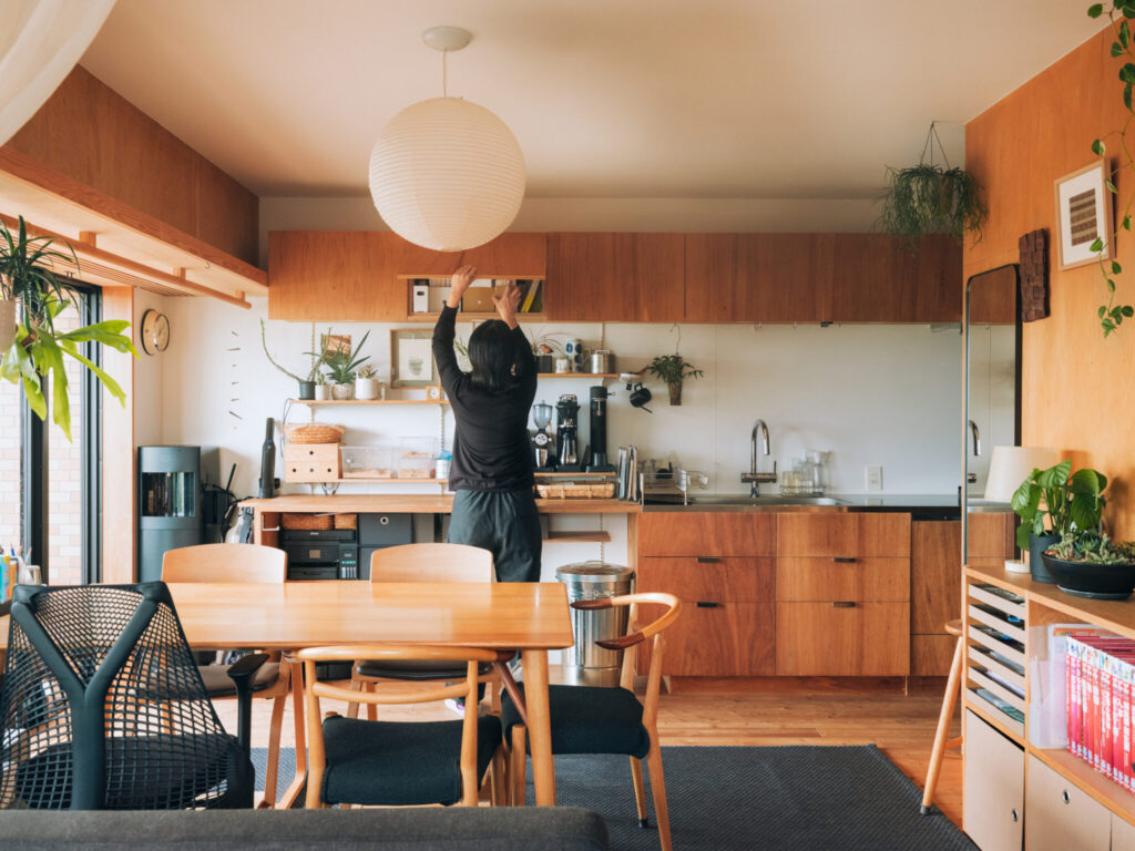リビングからつながるダイニングキッチンのスペース。整った部屋にするためには「どうしてもしまえないものを選ぶとき、デザインを大切にしています。テレビもそう。『ビエラ』は驚くほど薄くて、ボタンのあしらいもさりげなく、すっと部屋に馴染みました」