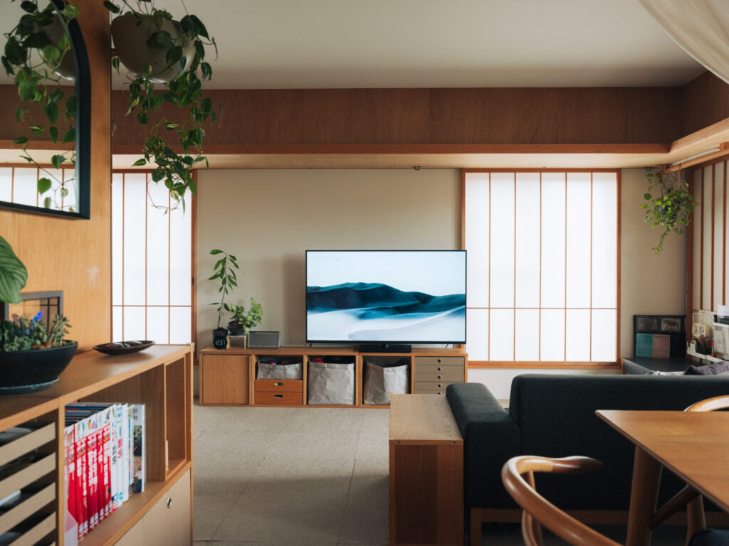 リビングに設置された4K液晶テレビ「ビエラ」はFire TV搭載。本多さん家族も動画配信サービスを楽しむことが多いそう。