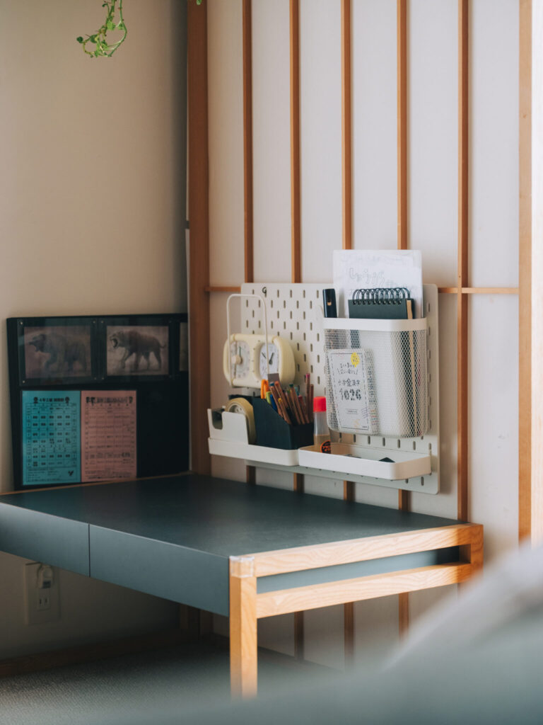 床置きの勉強机には、美しく道具がしまえるように小さなボード収納を設置。暮らしが整う仕組みが、部屋のあちこちに。