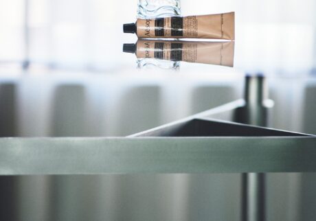 〈イソップ〉アンドラム アロマティック ハンドバーム | Aesop  |  Andrum Aromatique Hand Balmマンダリンオレンジ果皮油やローズマリー葉油、アトラスシーダー樹皮油（香料）などの成分を配合した、シトラス、ウッディ、ハーバルのアロマが香るハンドバーム。500㎖のポンプボルタイプも展開。アンドラム アロマティック ハンドバーム 75㎖ ￥4,290（イソップ ☎03‒6271‒5605）