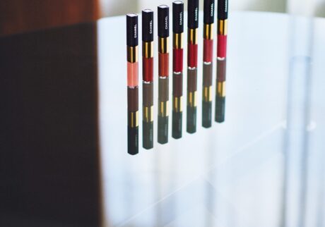 〈シャネル〉ル ルージュ デュオ ウルトラ トゥニュ | CHANEL  |  LE ROUGE DUO ULTRA TENUEリップカラーをのせ、乾いてからさらに反対側の透明グロスを重ねる。左から、186 ピンク ヌード、196 レッド ブラウン、182 ライト ブラウン、47 ダーリンレッド、49 エヴァー レッド、48 ソフト ローズ、43センシュアル ローズ。ルルージュ デュオ ウルトラトゥニュ各￥6,270（シャネル カスタマー ケア センター 0120‒525‒519）