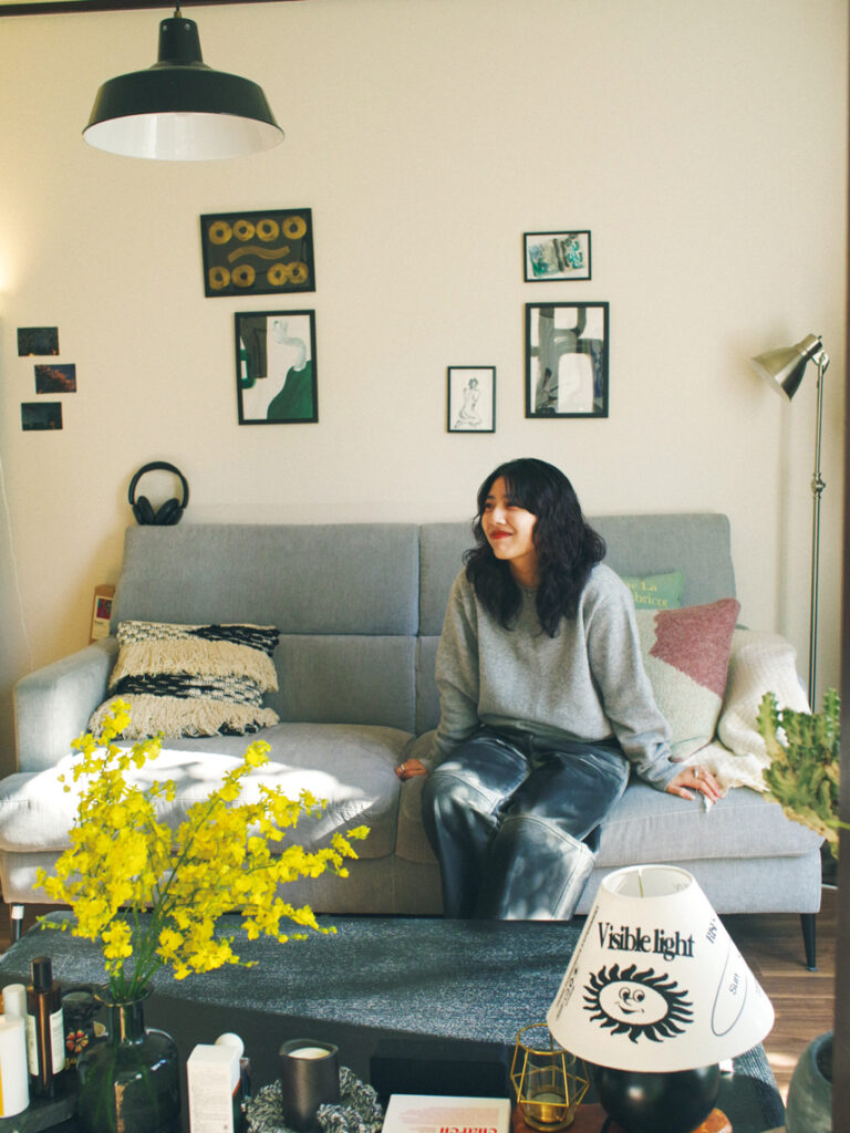 空間をグリーンで“埋めつくす”ように。ネイリスト・Mikiさんが暮らす、38㎡の部屋。「いつも帰ってきたくなる部屋にしたかった」とMikiさん。インテリアはモダンでポップなエレメントを大切にしている。 | 「いつも帰ってきたくなる部屋にしたかった」とMikiさん。インテリアはモダンでポップなエレメントを大切にしている。