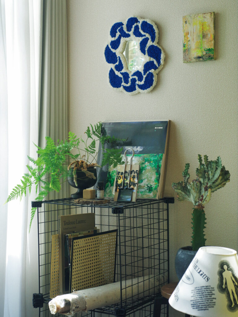 空間をグリーンで“埋めつくす”ように。ネイリスト・Mikiさんが暮らす、38㎡の部屋。洋服の整理のためにネットで購入したキューブワイヤーの収納。うまく使えず、レコードや植物を飾る場所に変えた。 | 洋服の整理のためにネットで購入したキューブワイヤーの収納。うまく使えず、レコードや植物を飾る場所に変えた。