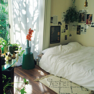 空間をグリーンで“埋めつくす”ように。ネイリスト・Mikiさんが暮らす、38㎡の部屋。5.5畳の寝室。ベッドを使わず、布団・マットレスのみのスタイルに。コーナーの壁を取り囲むように、好きな写真やポストカードをコラージュした。 | 5.5畳の寝室。ベッドを使わず、布団・マットレスのみのスタイルに。コーナーの壁を取り囲むように、好きな写真やポストカードをコラージュした。