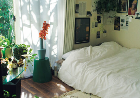 空間をグリーンで“埋めつくす”ように。ネイリスト・Mikiさんが暮らす、38㎡の部屋。5.5畳の寝室。ベッドを使わず、布団・マットレスのみのスタイルに。コーナーの壁を取り囲むように、好きな写真やポストカードをコラージュした。 | 5.5畳の寝室。ベッドを使わず、布団・マットレスのみのスタイルに。コーナーの壁を取り囲むように、好きな写真やポストカードをコラージュした。