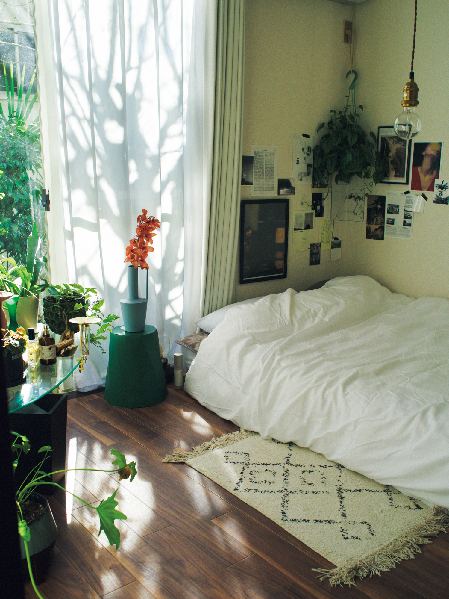 空間をグリーンで“埋めつくす”ように。ネイリスト・Mikiさんが暮らす、38㎡の部屋。5.5畳の寝室。ベッドを使わず、布団・マットレスのみのスタイルに。コーナーの壁を取り囲むように、好きな写真やポストカードをコラージュした。 | 5.5畳の寝室。ベッドを使わず、布団・マットレスのみのスタイルに。コーナーの壁を取り囲むように、好きな写真やポストカードをコラージュした。 空間をグリーンで“埋めつくす”ように。ネイリスト・Mikiさんが暮らす、38㎡の部屋。5.5畳の寝室。ベッドを使わず、布団・マットレスのみのスタイルに。コーナーの壁を取り囲むように、好きな写真やポストカードをコラージュした。 | 5.5畳の寝室。ベッドを使わず、布団・マットレスのみのスタイルに。コーナーの壁を取り囲むように、好きな写真やポストカードをコラージュした。