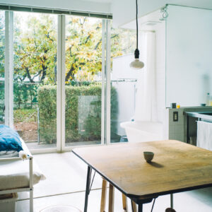 圧迫感がなく、ホテルの一室のような部屋。スタイリスト・竹内万貴さんの暮らしのこだわり。