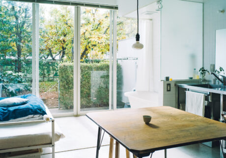 圧迫感がなく、ホテルの一室のような部屋。スタイリスト・竹内万貴さんの暮らしのこだわり。