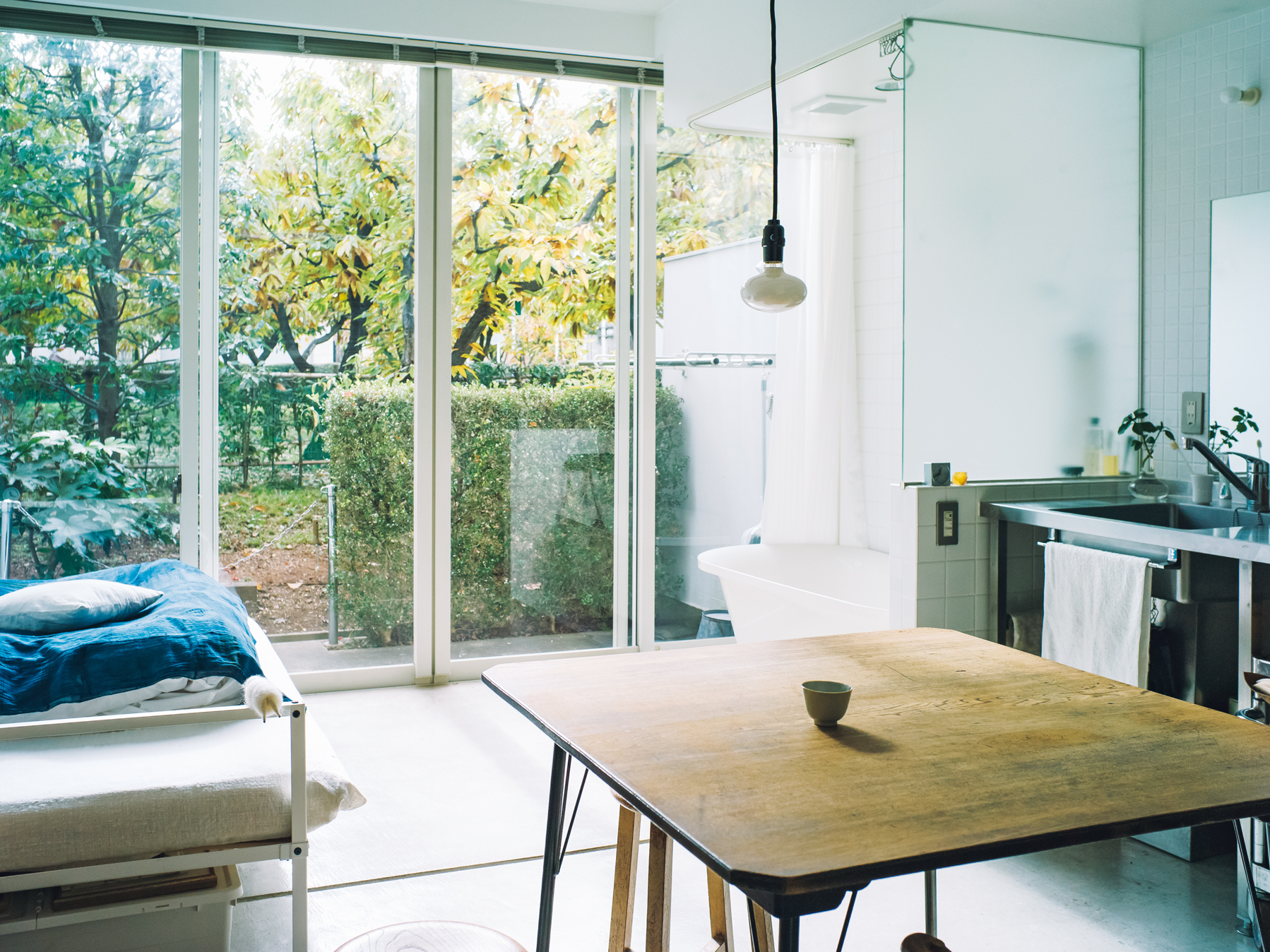 圧迫感がなく、ホテルの一室のような部屋。スタイリスト・竹内万貴さんの暮らしのこだわり。 圧迫感がなく、ホテルの一室のような部屋。スタイリスト・竹内万貴さんの暮らしのこだわり。